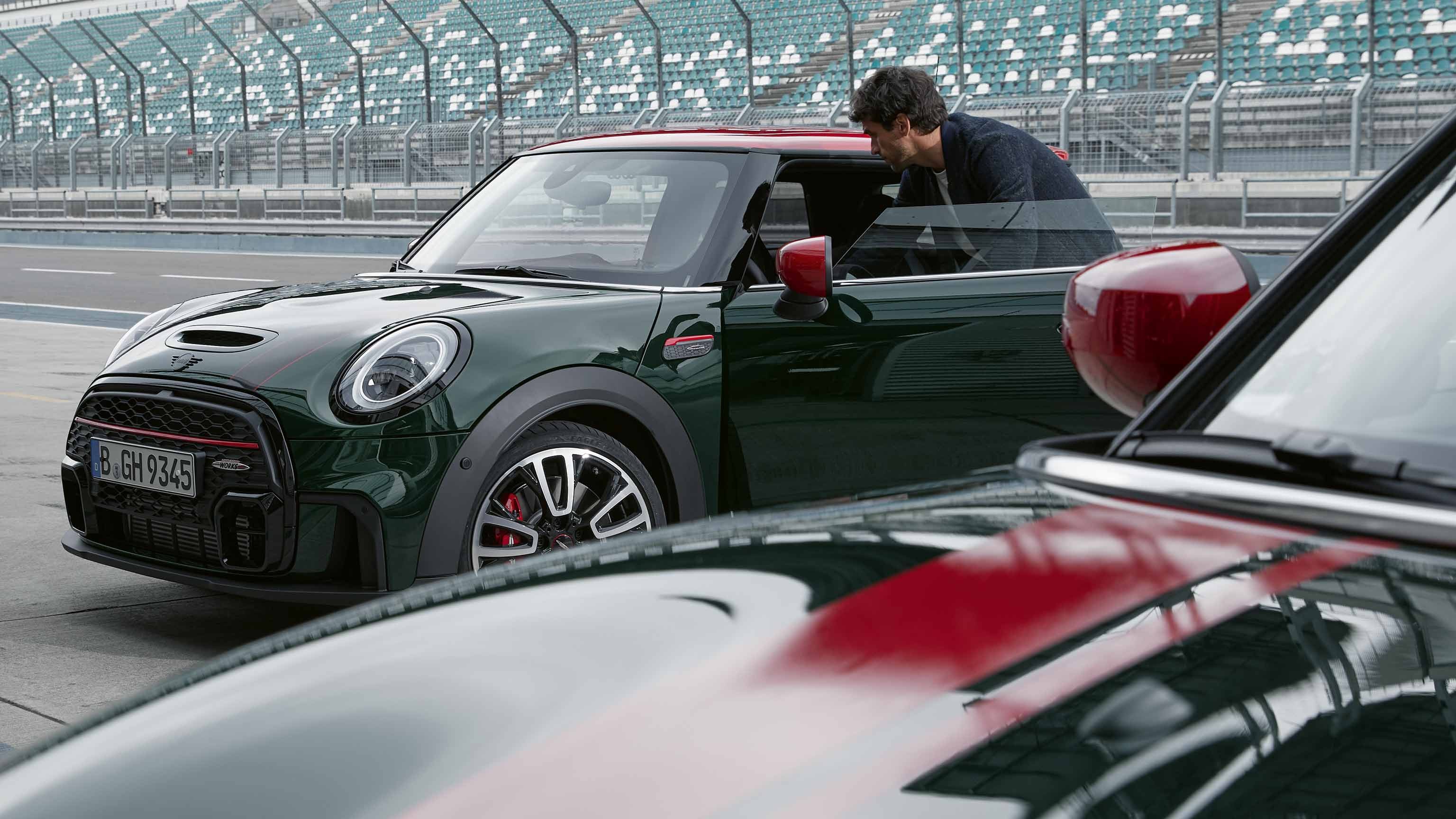 MINI John Cooper Works Clubman – vert et rouge – vue latérale